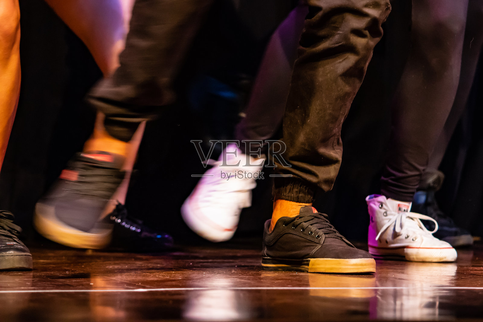 人们在舞池上跳舞的下半身照片摄影图片