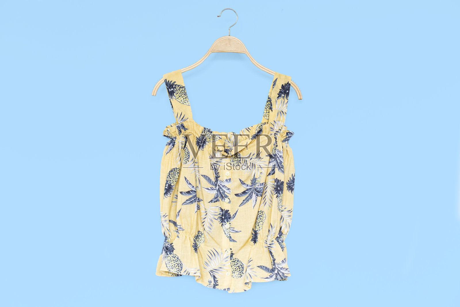 顶部悬挂在蓝色背景上照片摄影图片