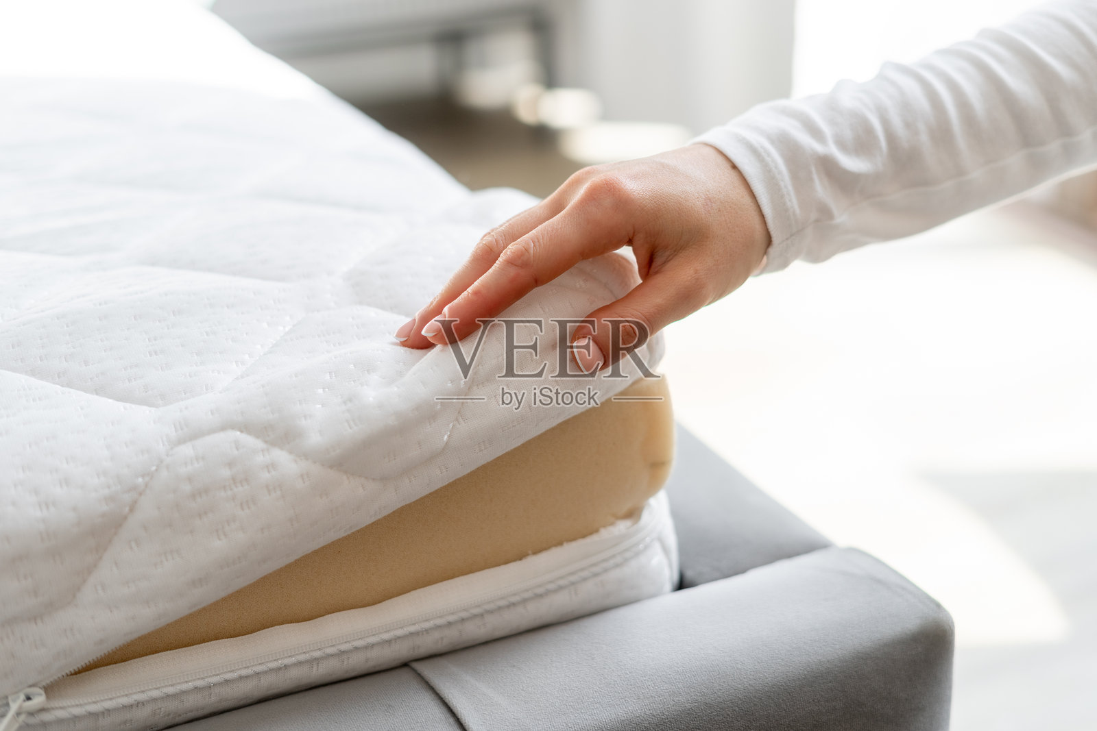 女性揭开白色罩子以进行干洗和去污处理照片摄影图片