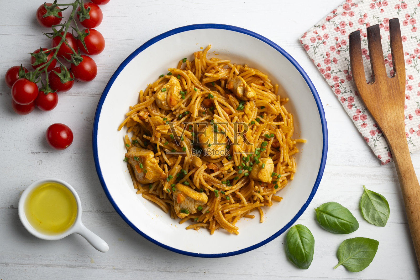 西班牙海鲜饭配细面条、蔬菜和鸡肉。顶部视角的桌子装饰。照片摄影图片