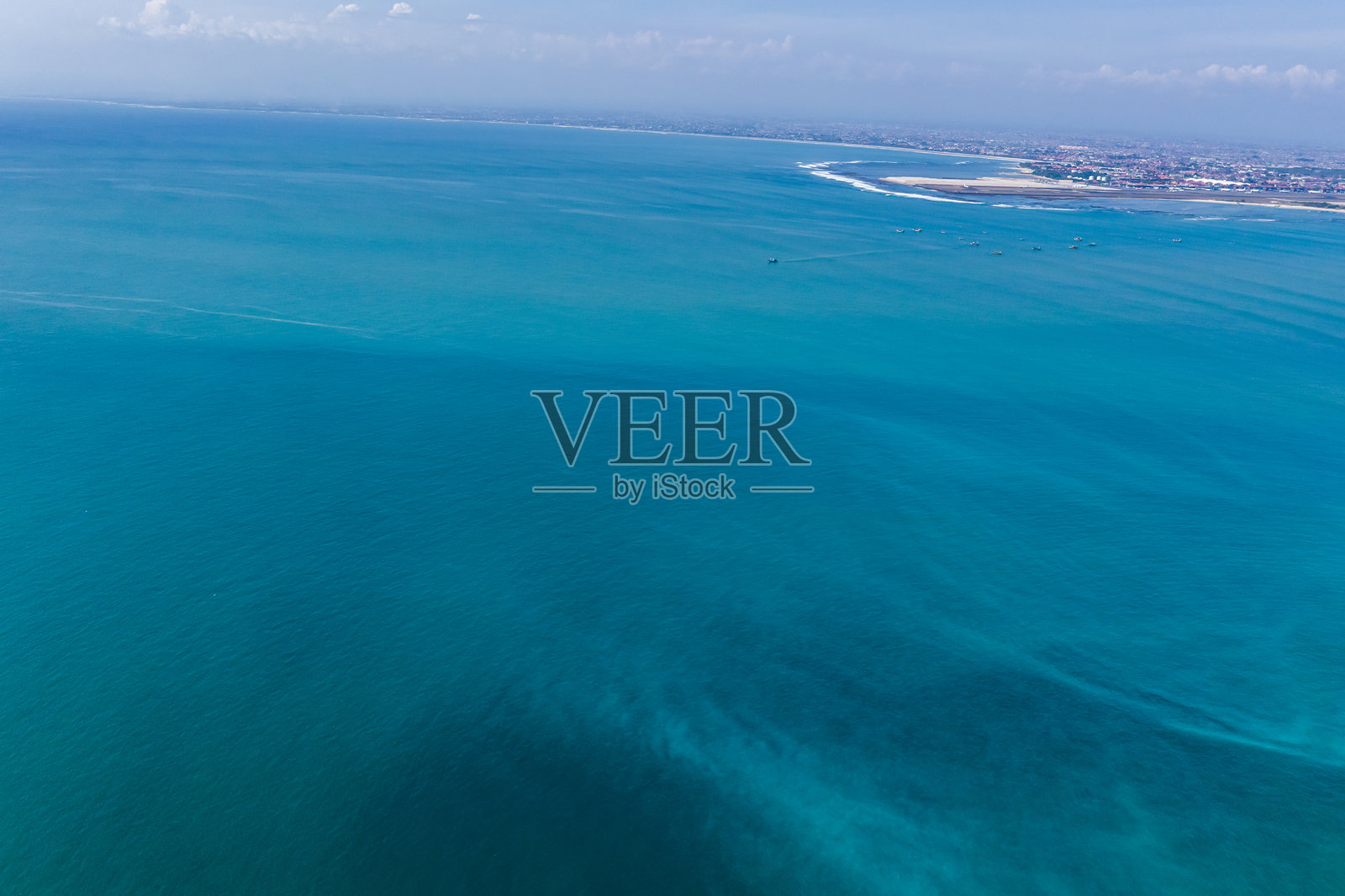 印度尼西亚巴厘岛海岸线的航拍照片,包括岛屿和海洋。照片摄影图片