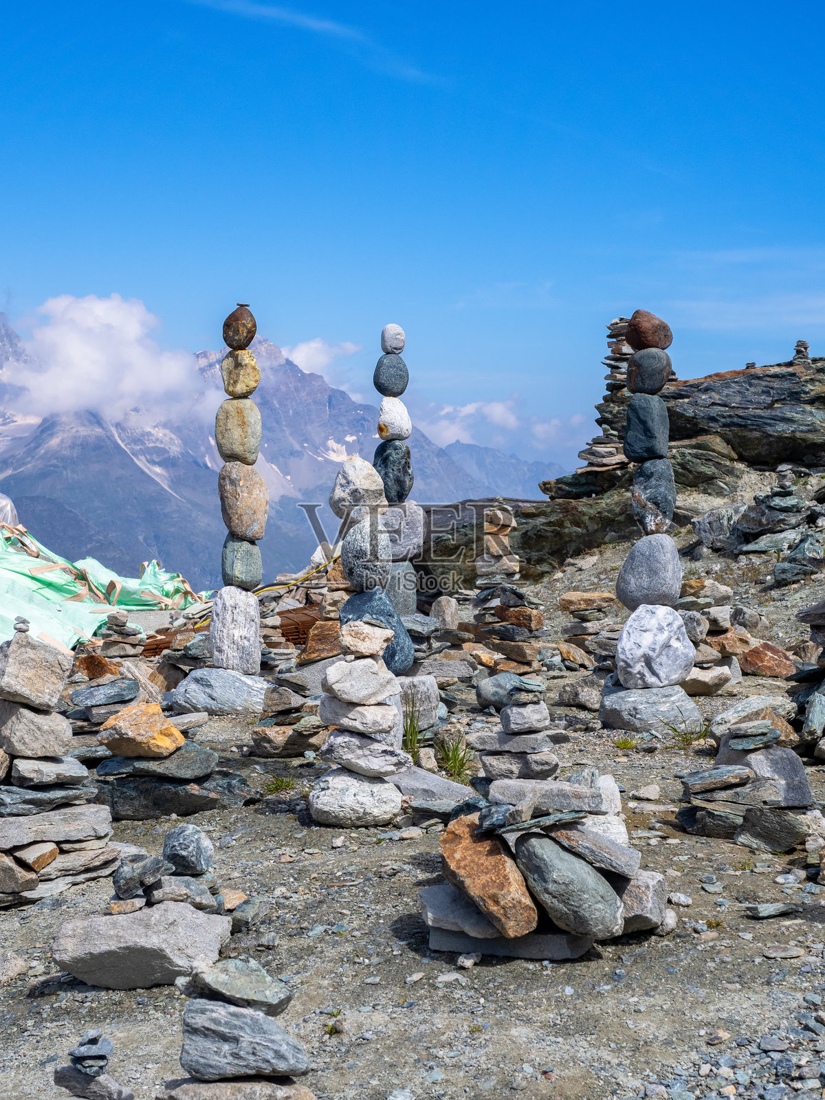 许多高耸的石堆在蓝天背景下,戈尔内格拉特的高耸岩石,最后一个供游客观光马特洪峰的火车站,瑞士采尔马特。照片摄影图片