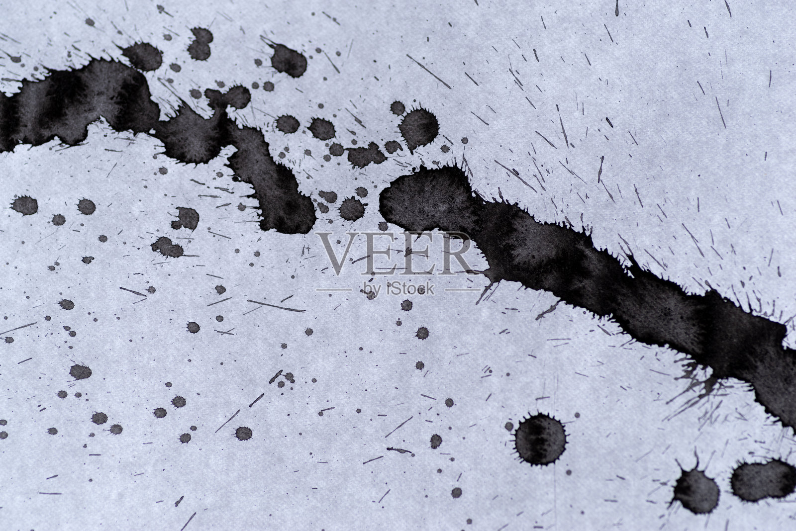 黑色墨水在深色背景上飞溅照片摄影图片