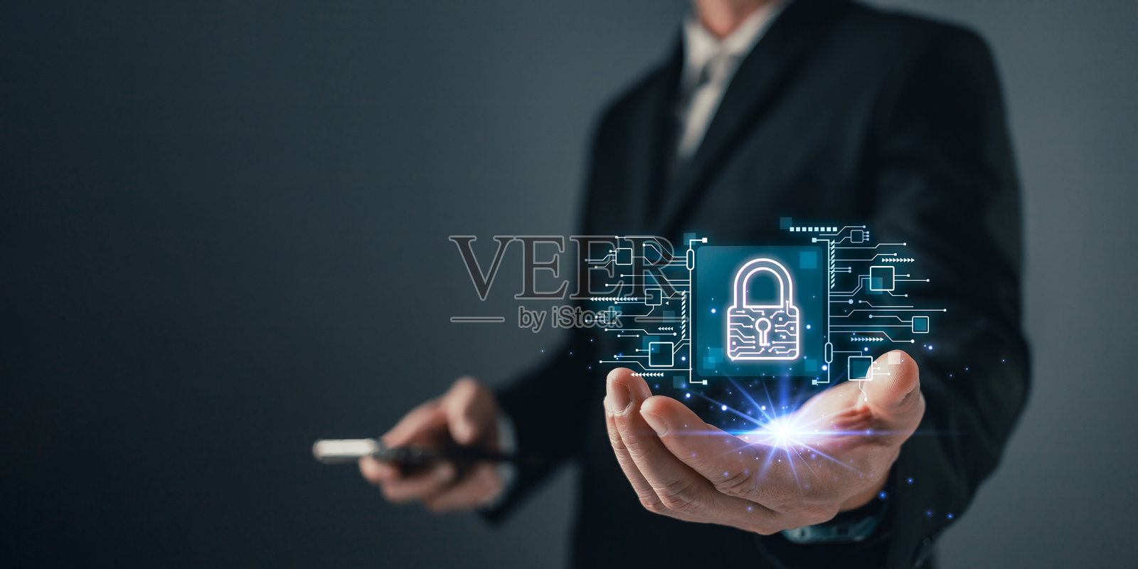 网络安全与隐私保护,计算机与安全数据概念。商人通过虚拟屏幕界面保护个人数据信息免受病毒侵害。照片摄影图片