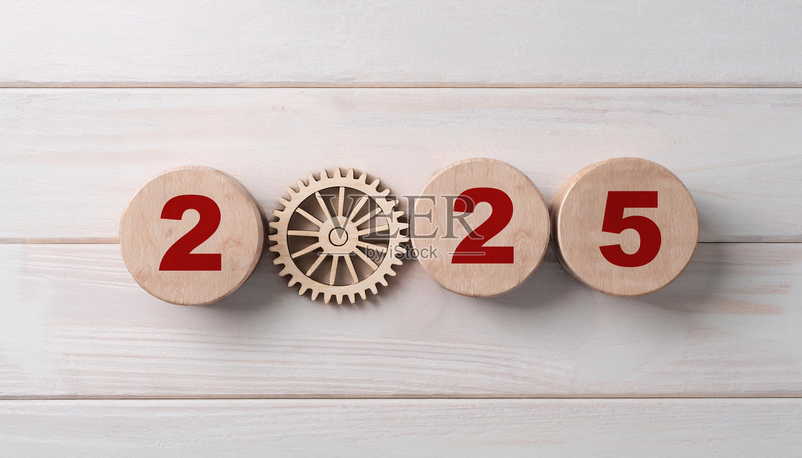 2025年木质倒计时与齿轮图标,聚焦于木质表面上的创新与进步照片摄影图片