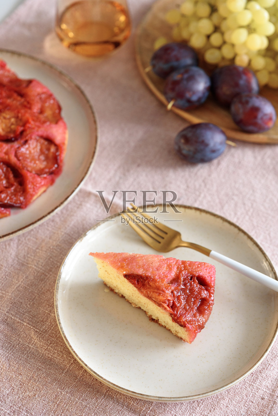 白色木桌上的梅子倒置派照片摄影图片