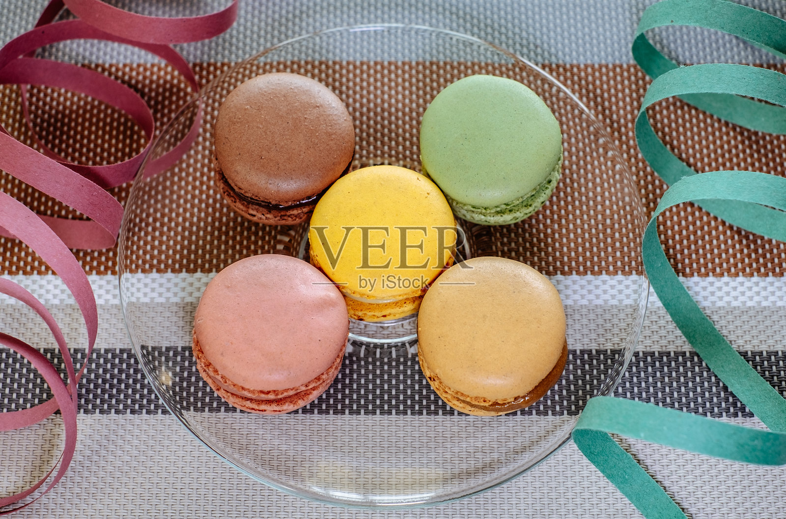 不同颜色的马卡龙蛋糕特写,内含奶油。烹饪和烹饪概念。美味的彩色马卡龙。照片摄影图片