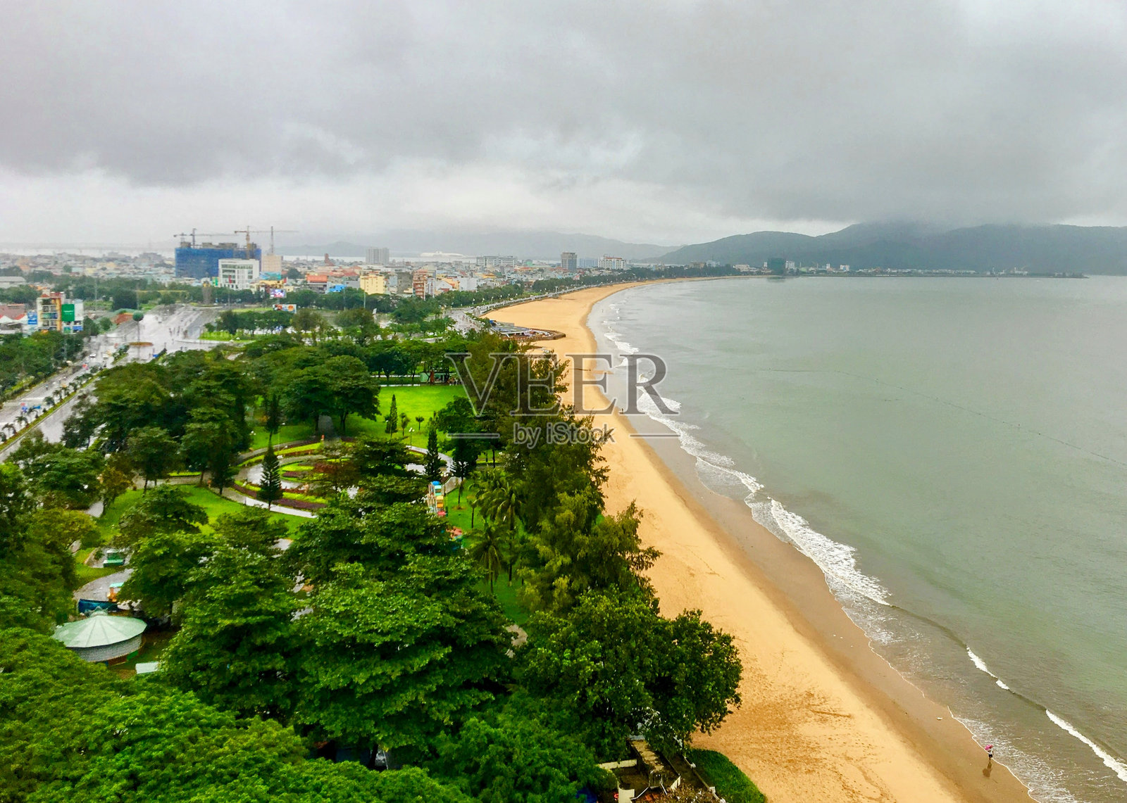 风暴天气下的归仁海滩照片摄影图片