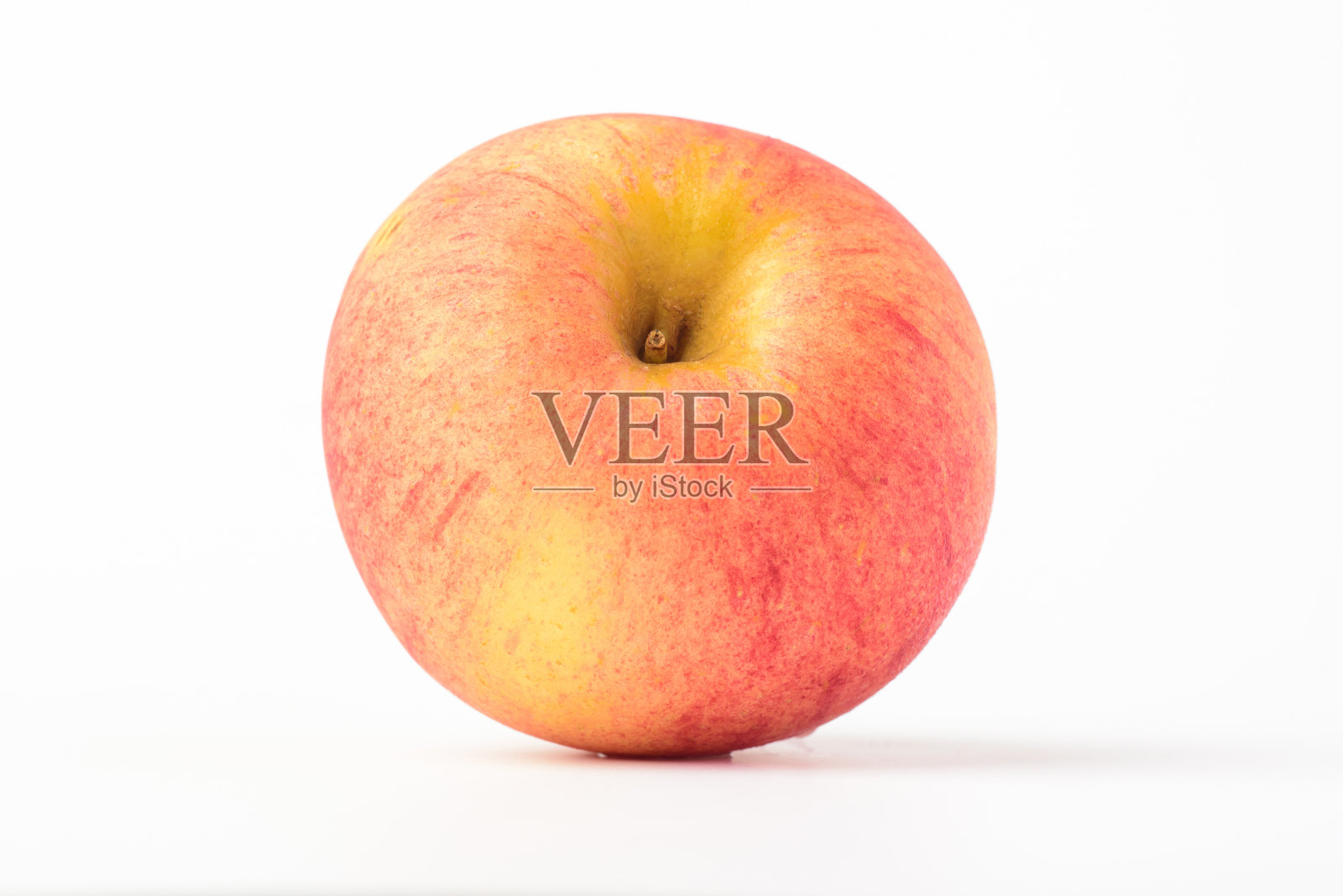 新鲜成熟的苹果上有细小的水珠,背景为白色照片摄影图片