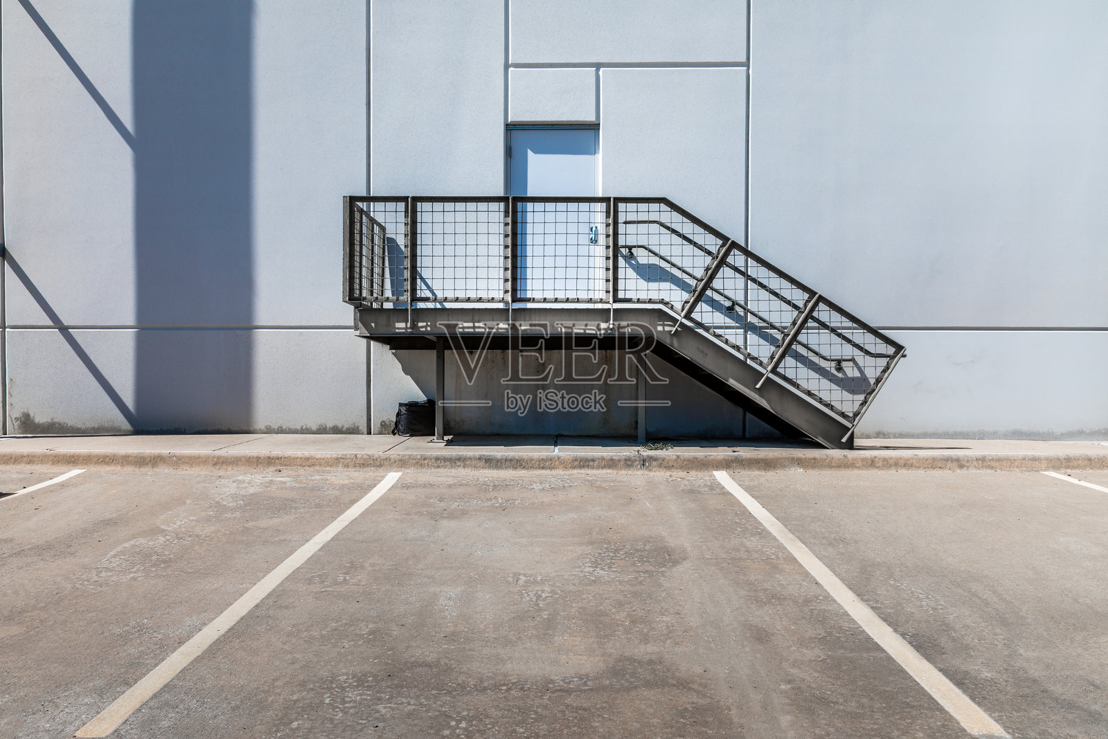 空荡荡的停车场与后方仓库入口相对照片摄影图片