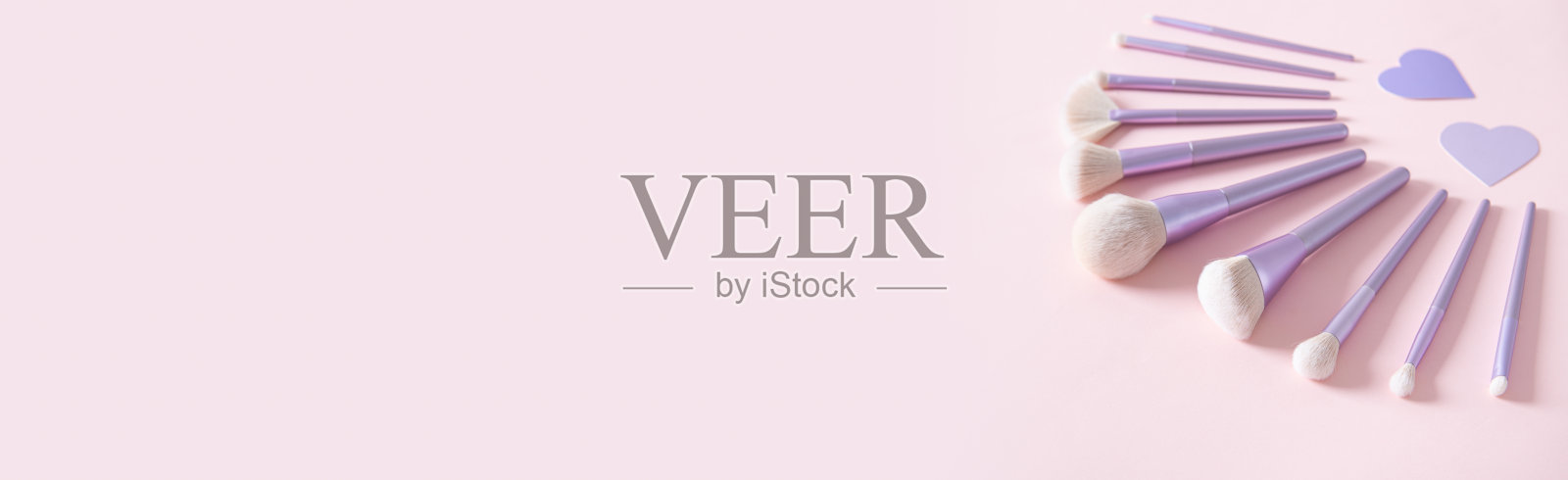 化妆品店横幅。粉色背景上的专业化妆刷。魅力化妆刷套装。化妆师工具。留白。创意平铺。化妆品产品网络线,促销。照片摄影图片