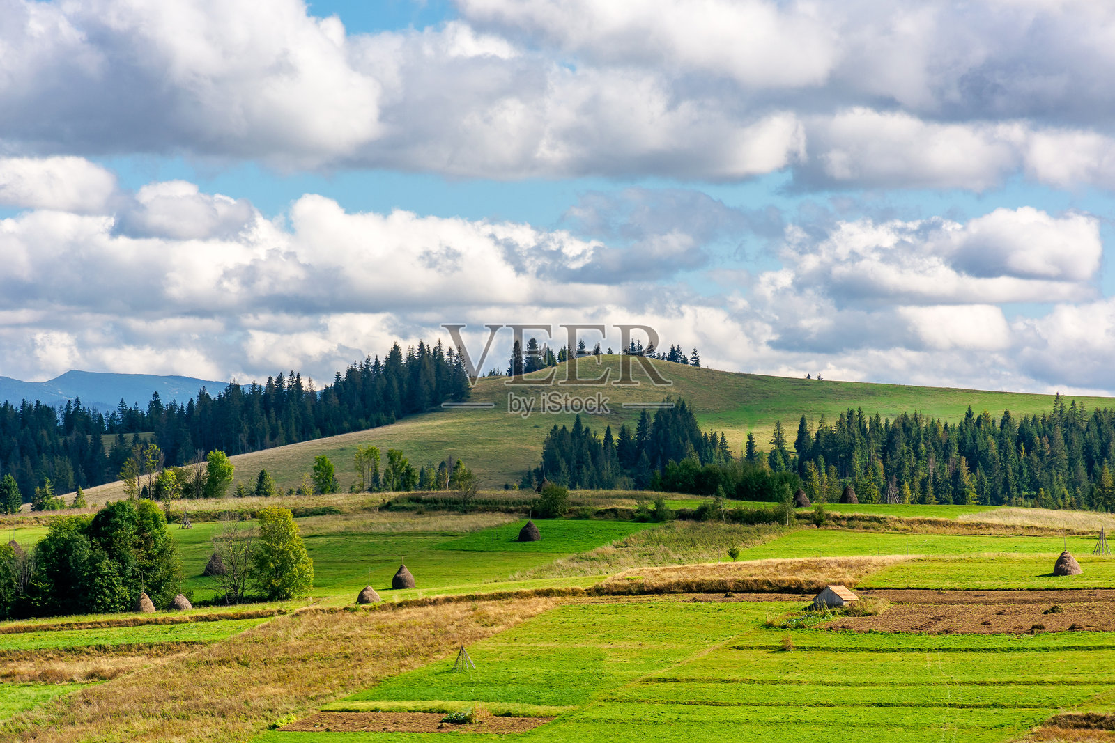 山区的乡村风景。阳光明媚的秋日。照片摄影图片