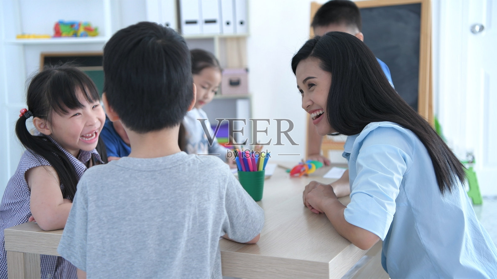 微笑的老师与学生在学校里照片摄影图片