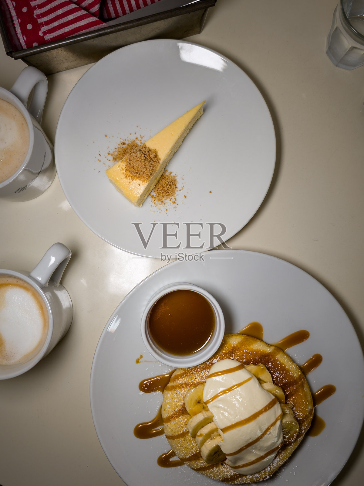 松软美味的焦糖香蕉煎饼照片摄影图片