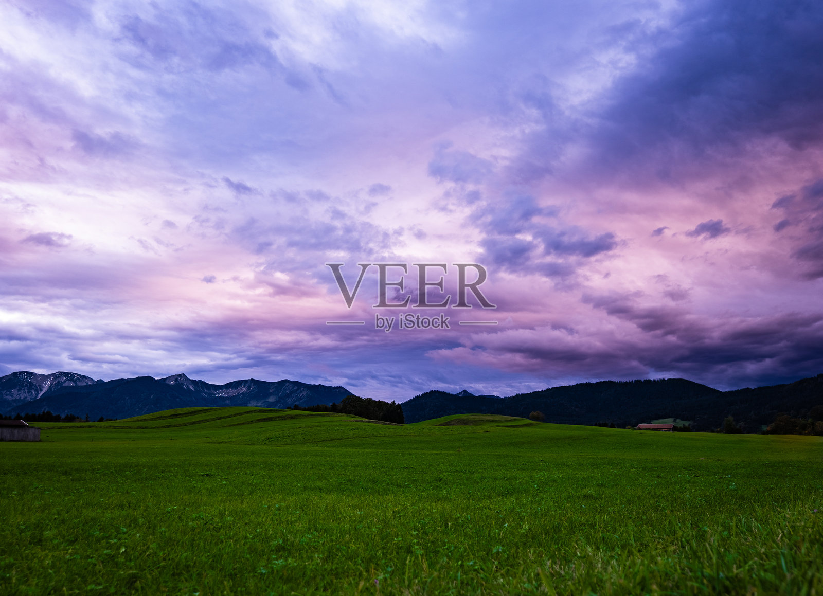 山脉上的黄昏天空照片摄影图片