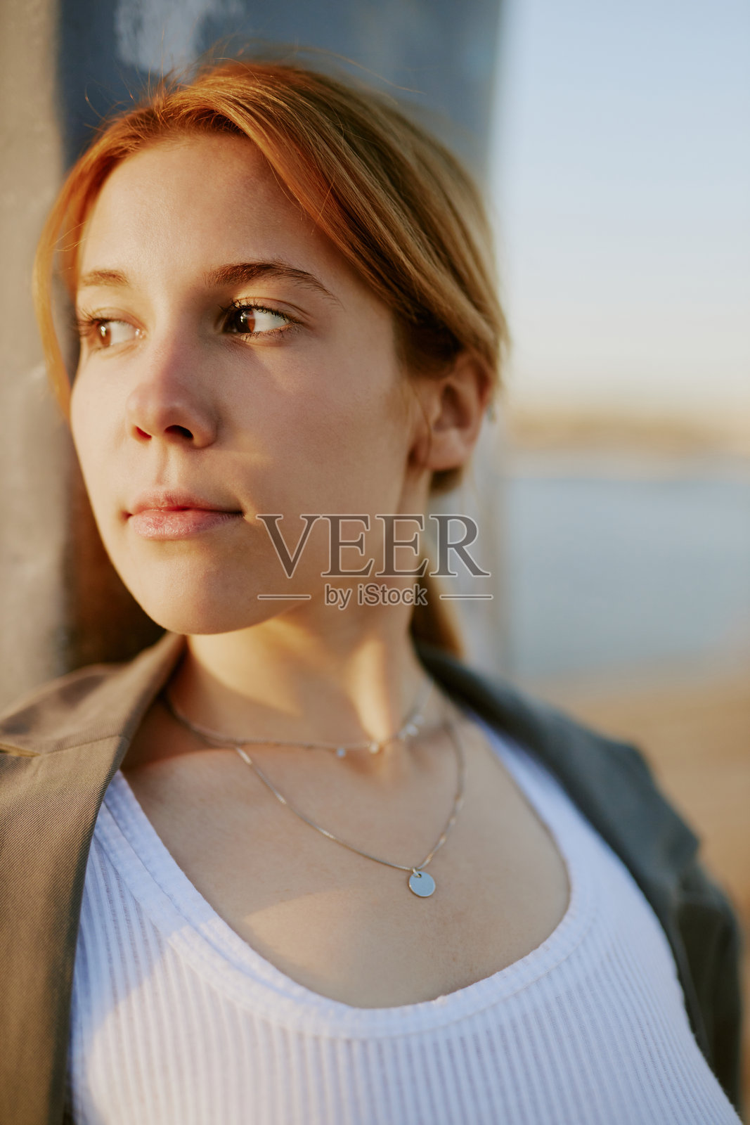 沉思的年轻女性凝视远方照片摄影图片