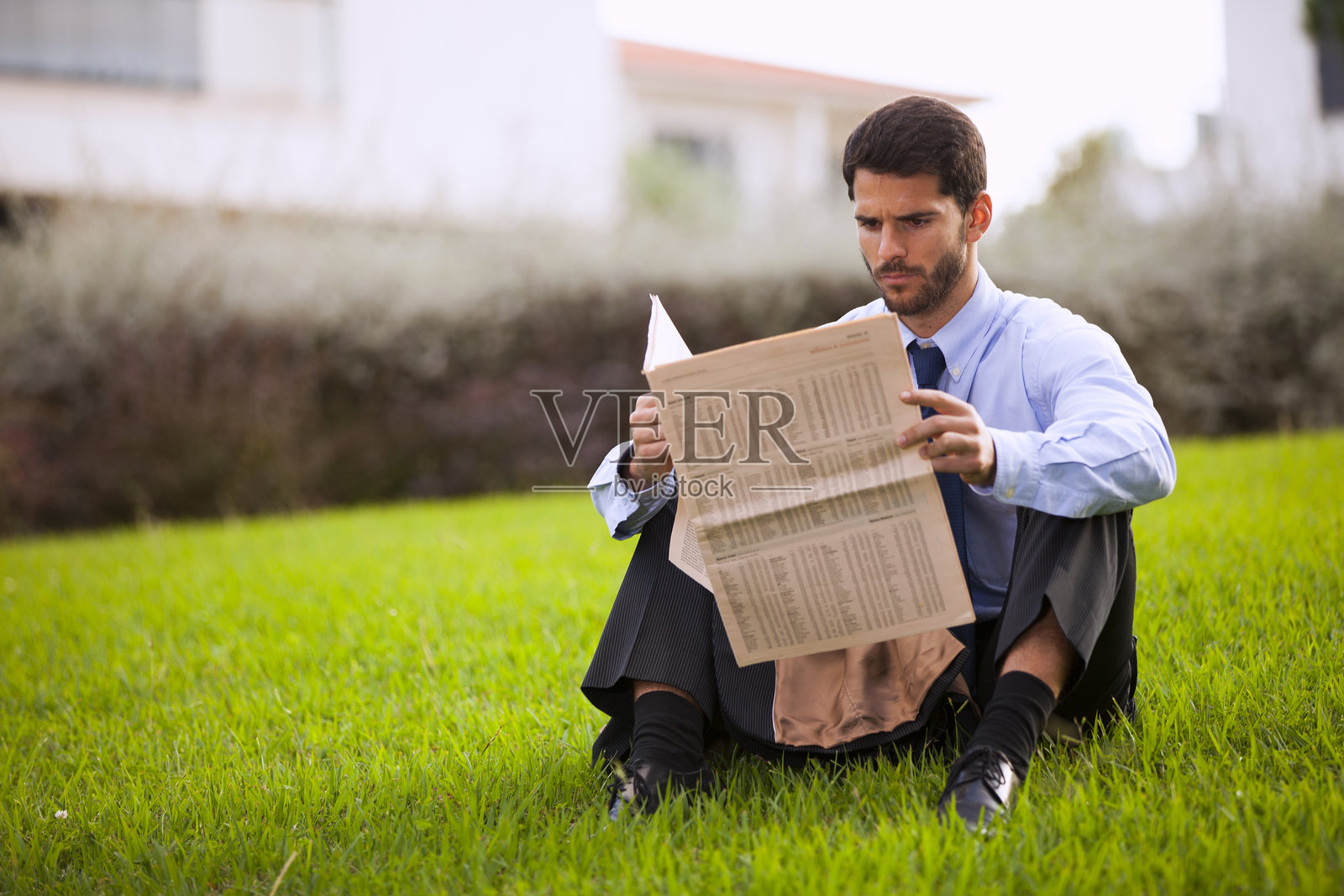 商人正在阅读报纸照片摄影图片