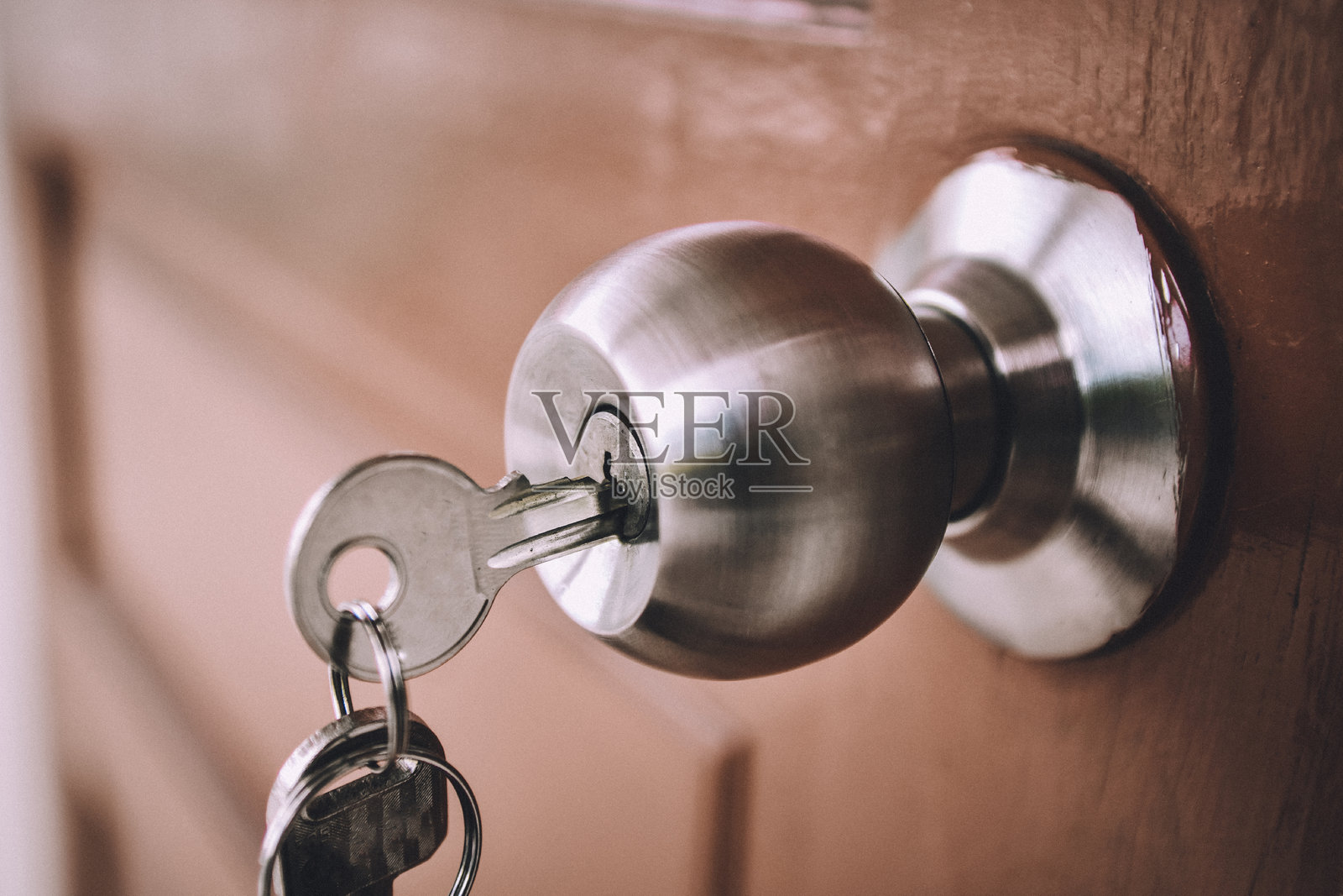 门把手上的钥匙特写照片摄影图片