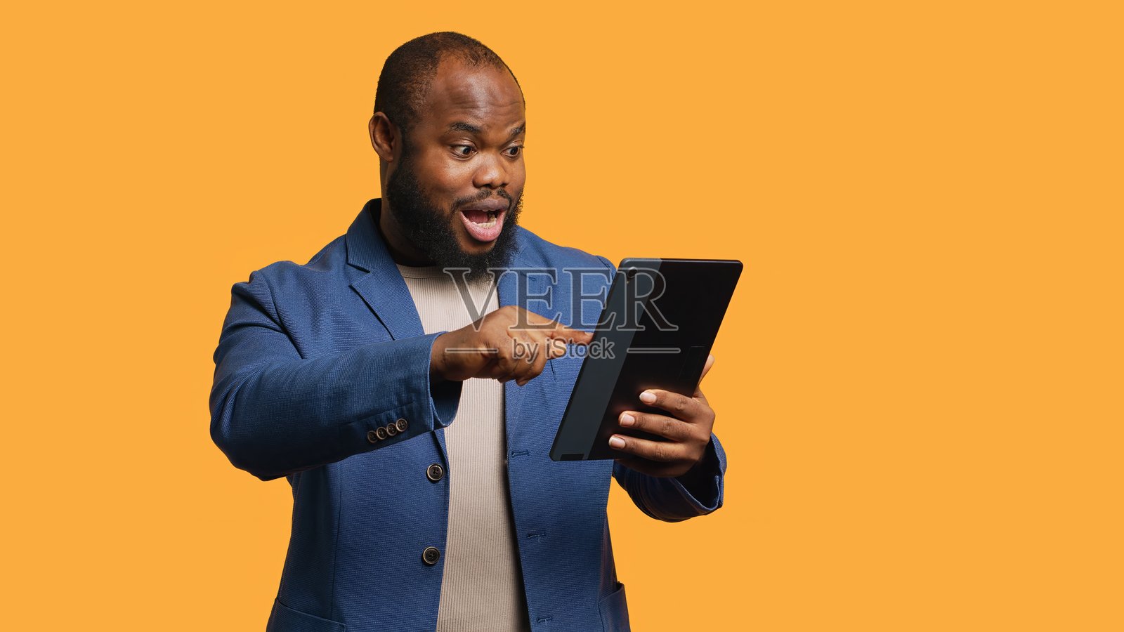 男人开心地在平板触摸屏上滑动查看社交媒体照片摄影图片