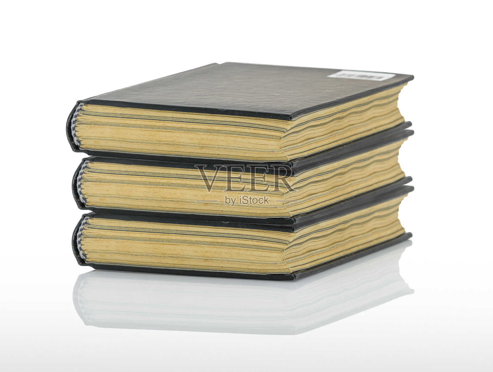 白色背景上的书堆照片摄影图片