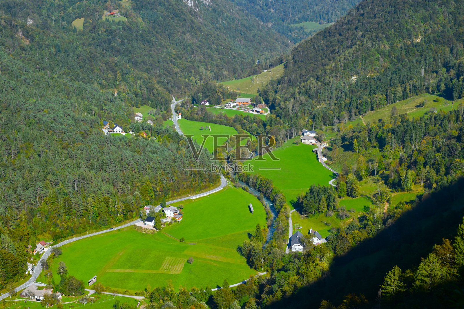 斯洛文尼亚戈伦斯基地区科克拉河周围的田野和房屋的鸟瞰图照片摄影图片