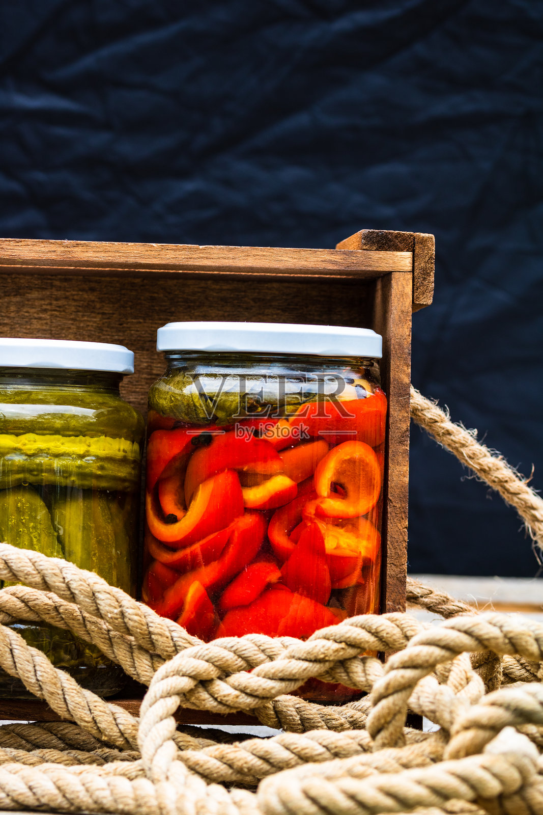 醋腌辣椒。腌制辣椒照片摄影图片