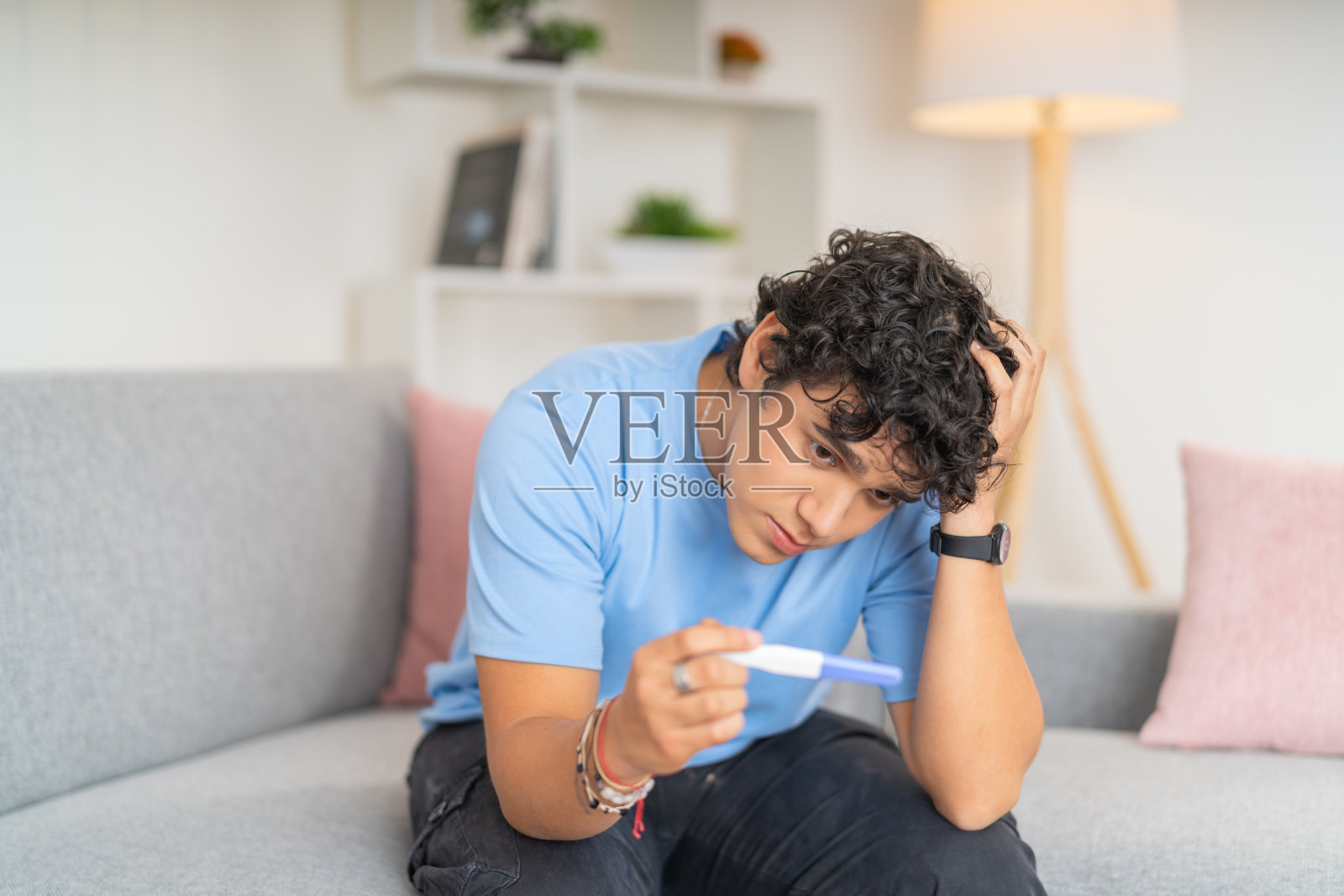 一个绝望的男人在等待验孕结果照片摄影图片