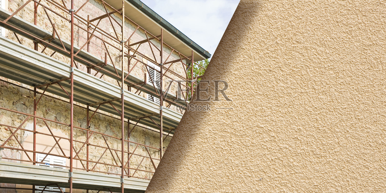 从石砖墙上去除旧灰泥并更换新灰泥 - 建筑工地上的施工工作,配有金属安全脚手架以防止坠落。照片摄影图片