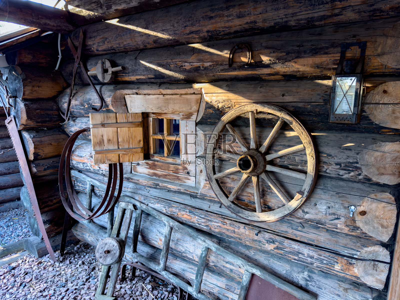 乡村风格的墙面装饰,配有复古的马车轮和木质细节照片摄影图片