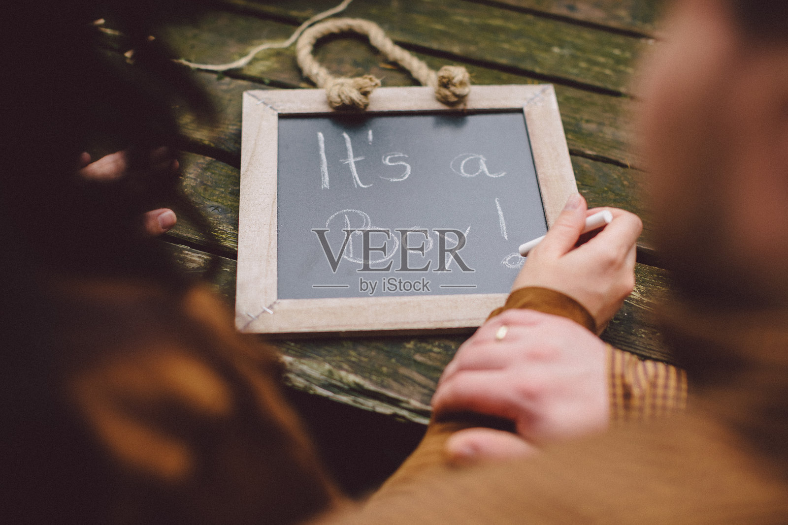 人们在黑板上写字的特写镜头照片摄影图片