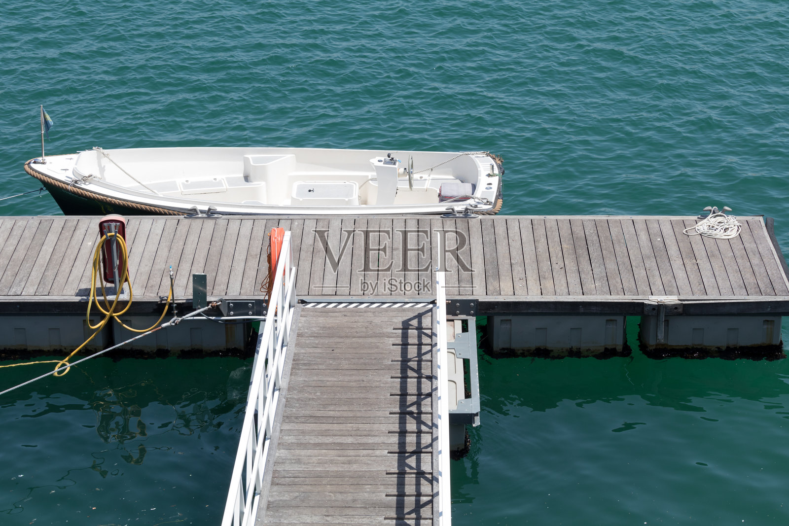 高角度视图的船停靠在海上照片摄影图片