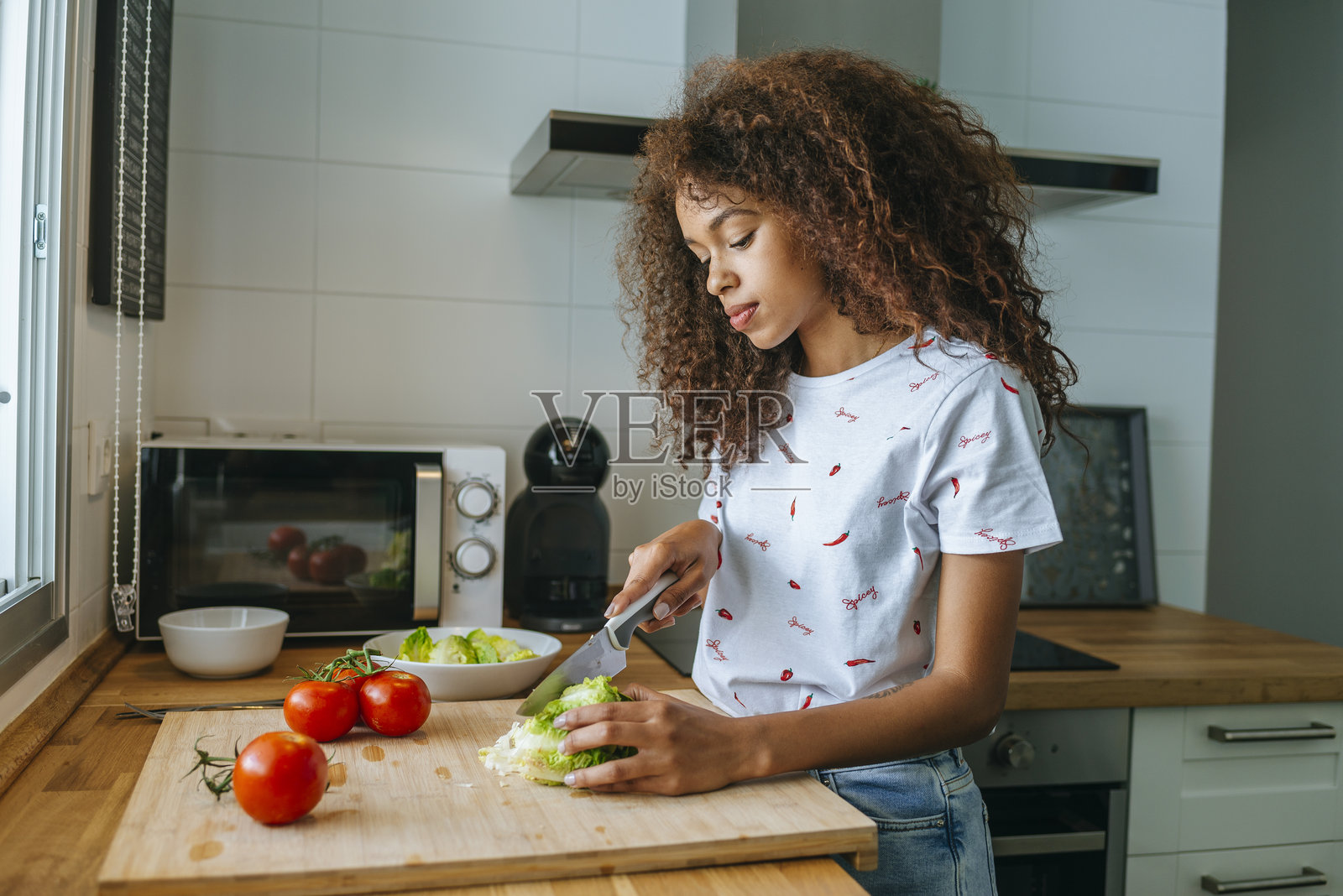女人在厨房切生菜准备沙拉照片摄影图片