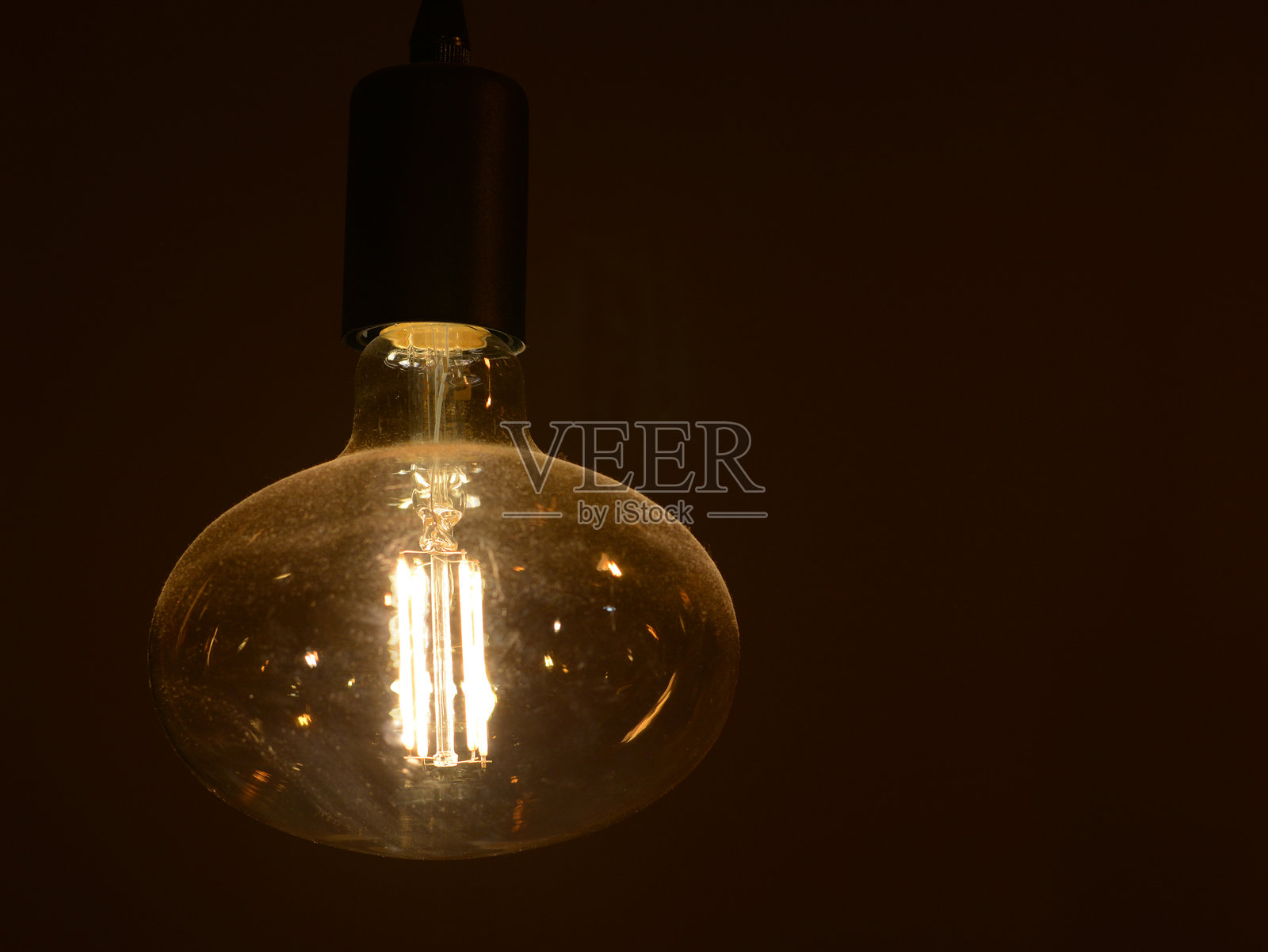 黑色背景下的灯泡照片摄影图片