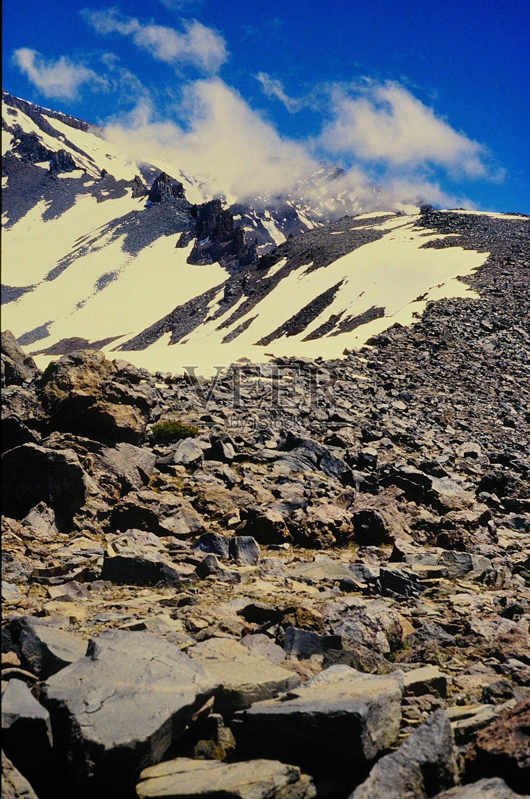 攀登沙斯塔山,沙斯塔三位一体国家森林中的沙斯塔山荒野区,加利福尼亚州北部喀斯喀特山脉,1985年7月照片摄影图片