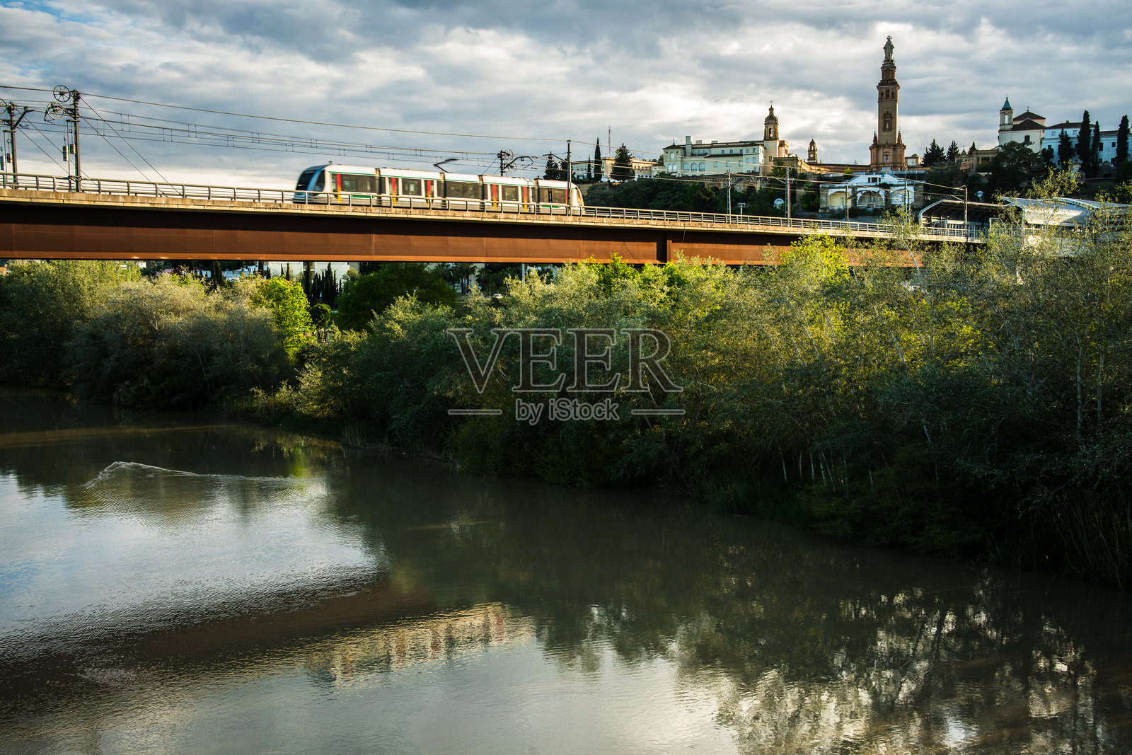 塞维利亚的瓜达尔基维尔河上的地铁桥风景画照片摄影图片