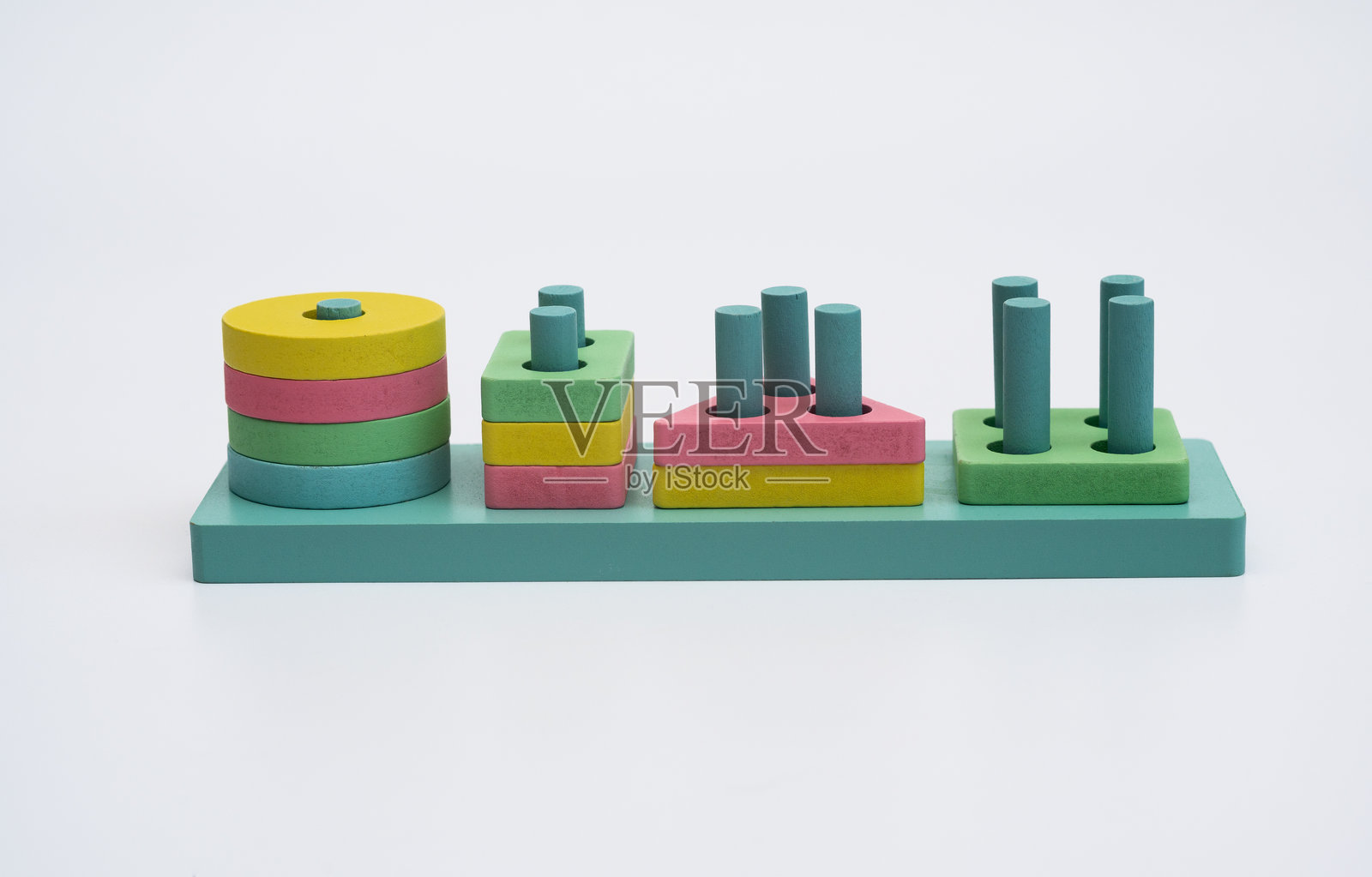 儿童拼图游戏。蒙特梭利教育。多彩的几何形状 - 正方形、圆形、三角形、四边形。照片摄影图片