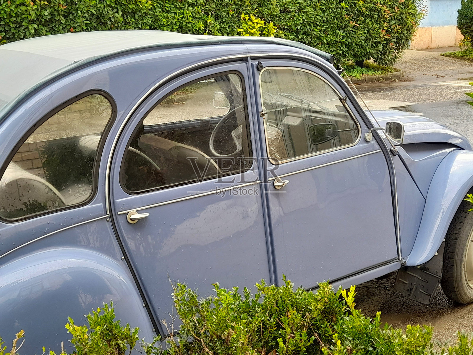 老式蓝色汽车在街上照片摄影图片