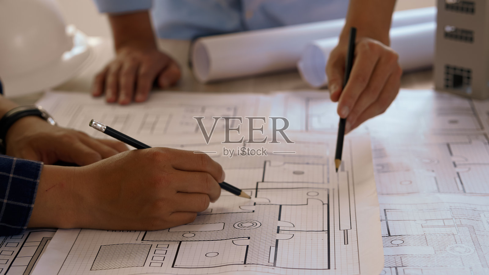 工程师团队会议共同合作。工地项目经理与工程师团队协作。亚洲行业专业团队。照片摄影图片