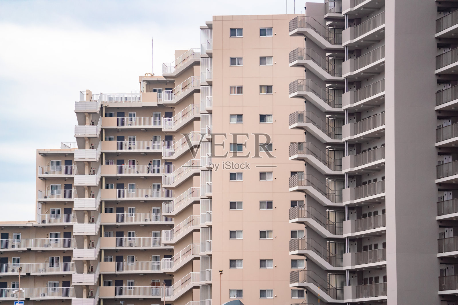 阳光下的现代城市公寓楼照片摄影图片