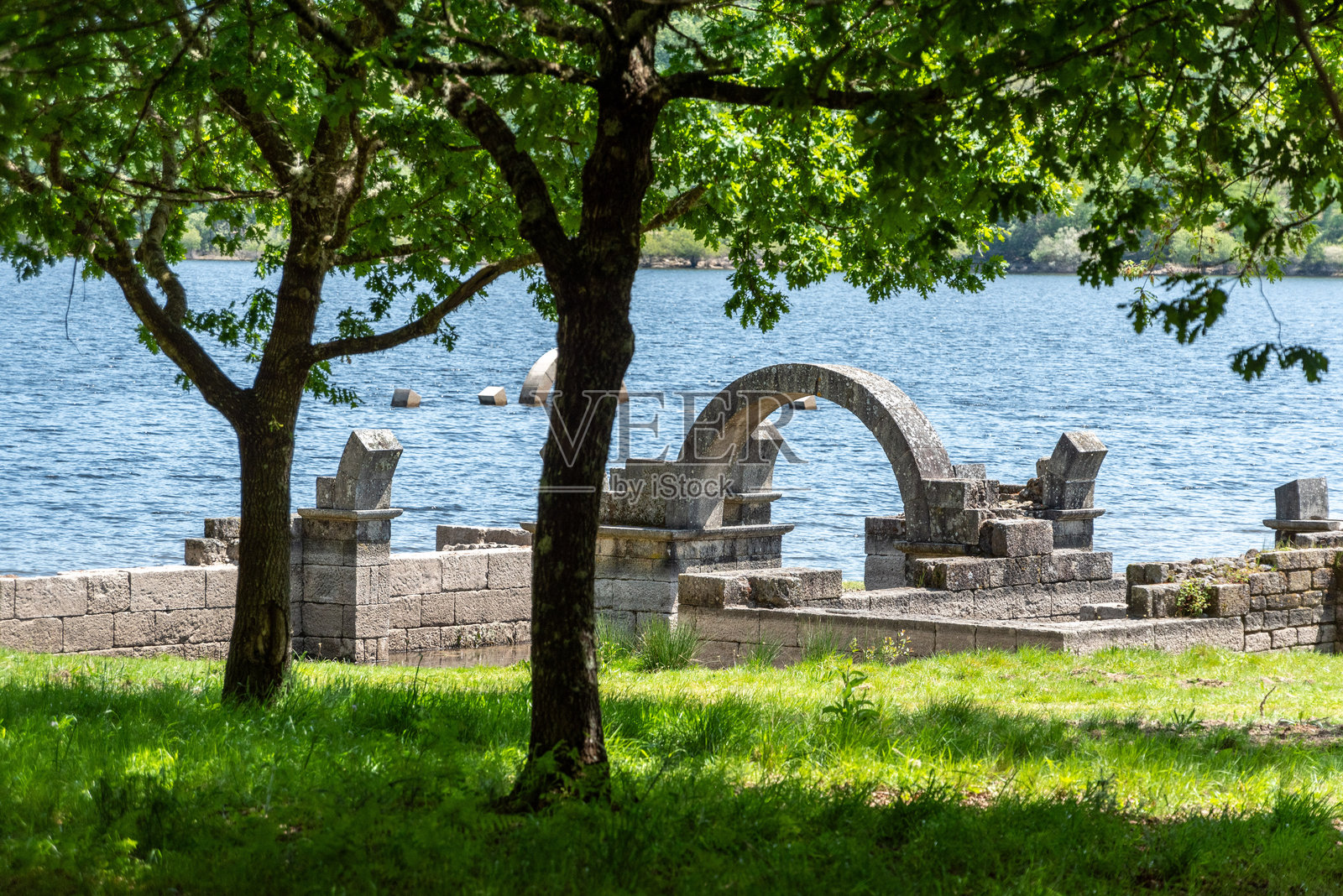 南加利西亚古罗马堡垒阿奎斯·奎尔克尼斯的淹水主入口照片摄影图片