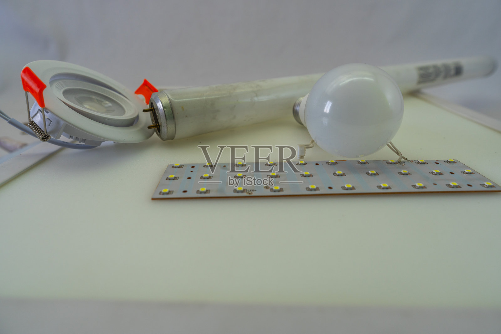 应急灯、荧光灯管和方形LED灯照片摄影图片