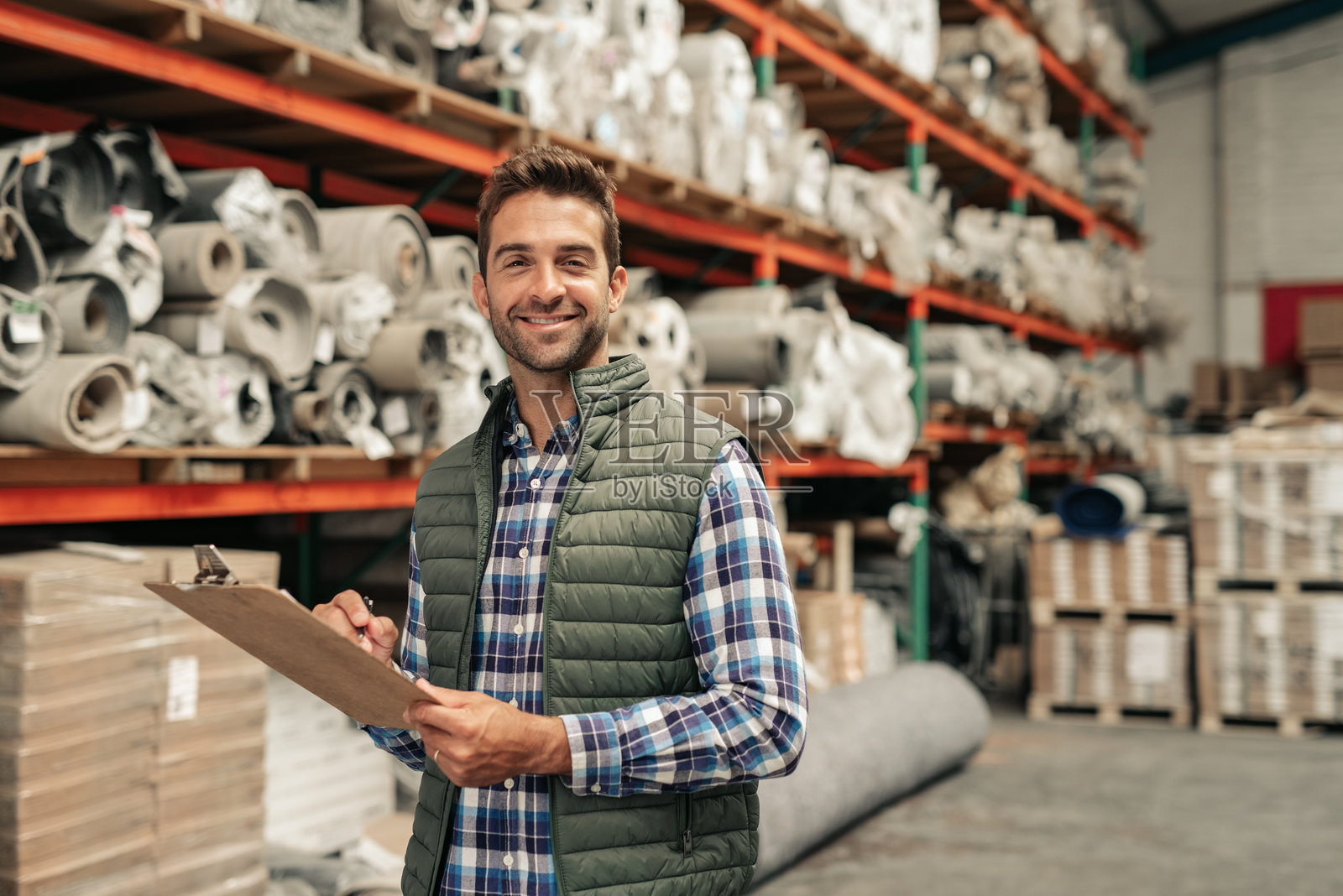 微笑的工人在仓库地面上进行库存盘点照片摄影图片