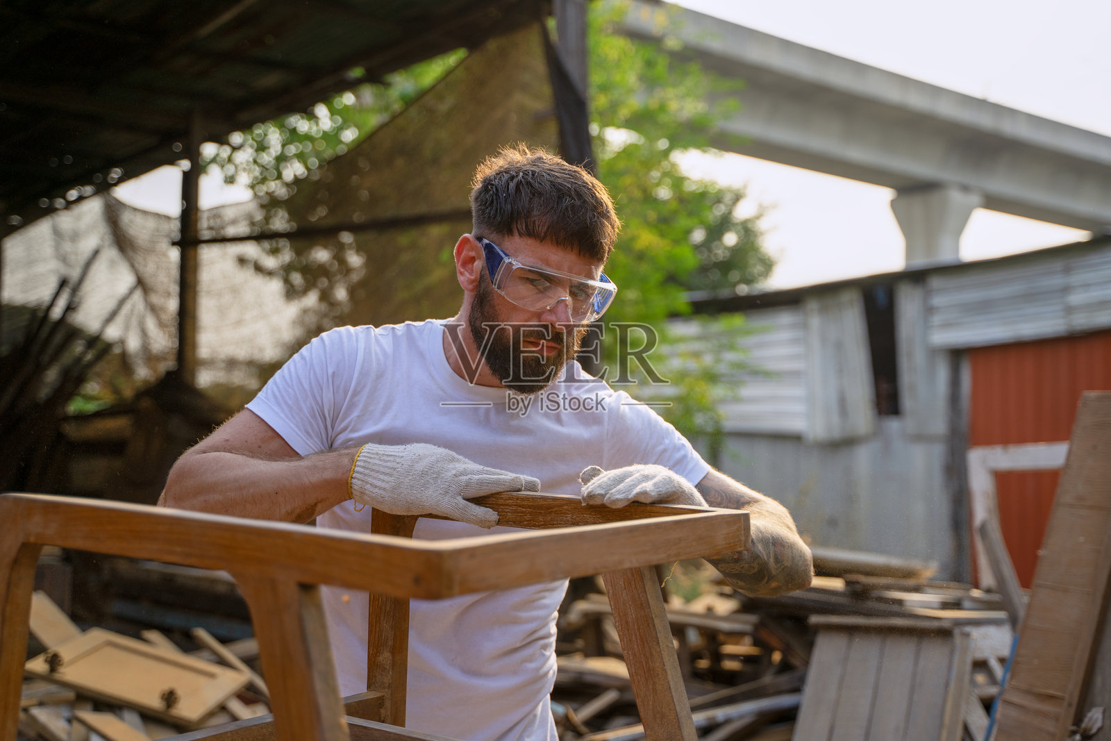 木匠在工作坊里工作。照片摄影图片