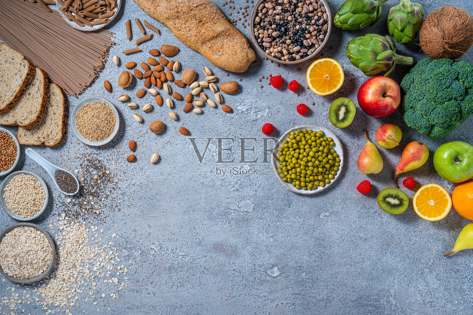 色彩鲜艳的素食食品摆盘,包含高纤维的水果、蔬菜和谷物照片摄影图片