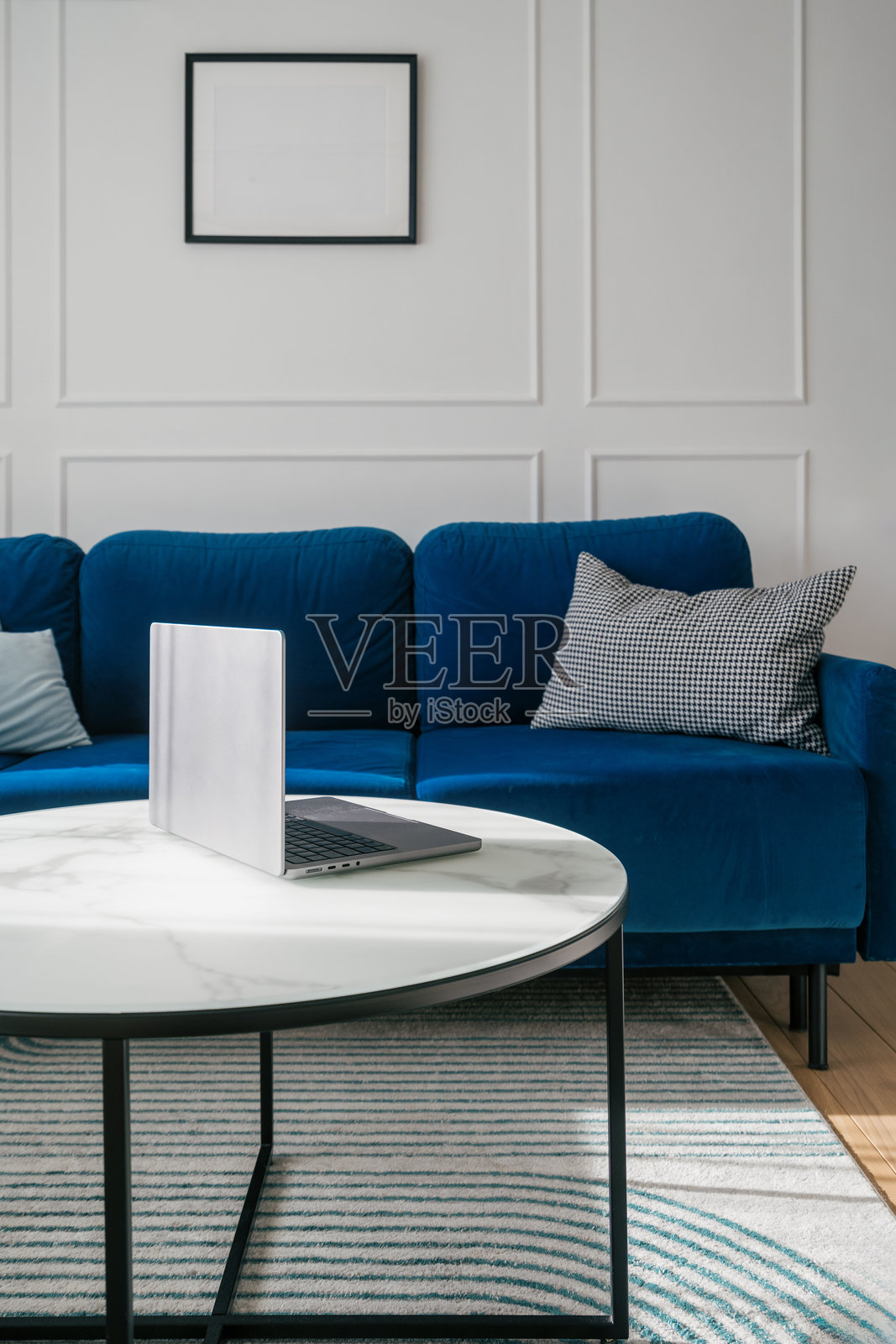 现代客厅中的蓝色沙发和咖啡桌照片摄影图片