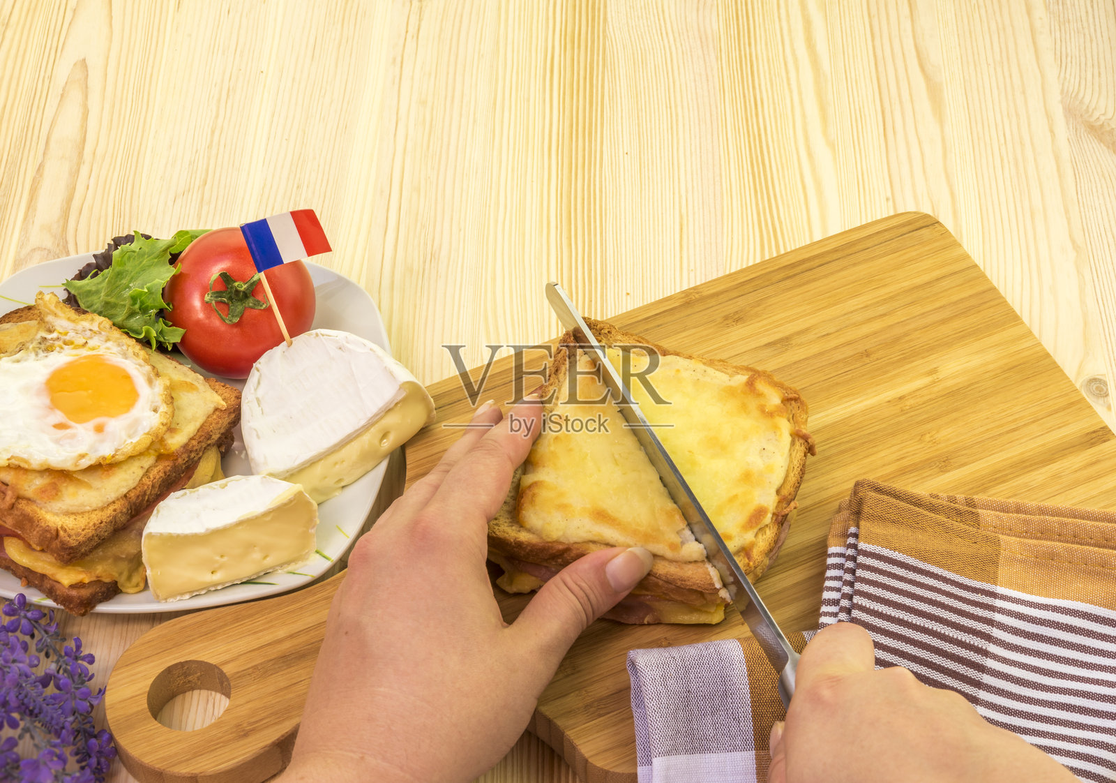 女人切割传统法式三明治克罗克穆斯ieur照片摄影图片