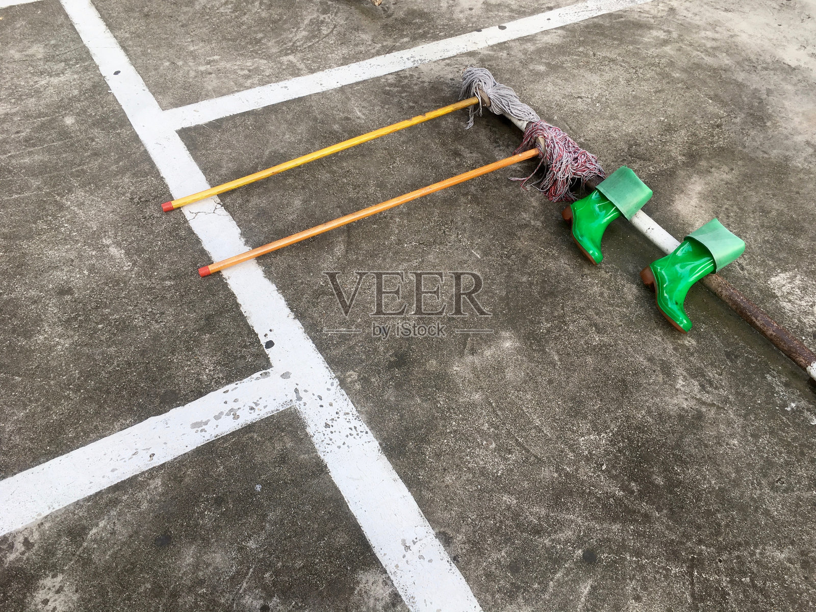 高角度视图的靴子和清洁设备在路上照片摄影图片