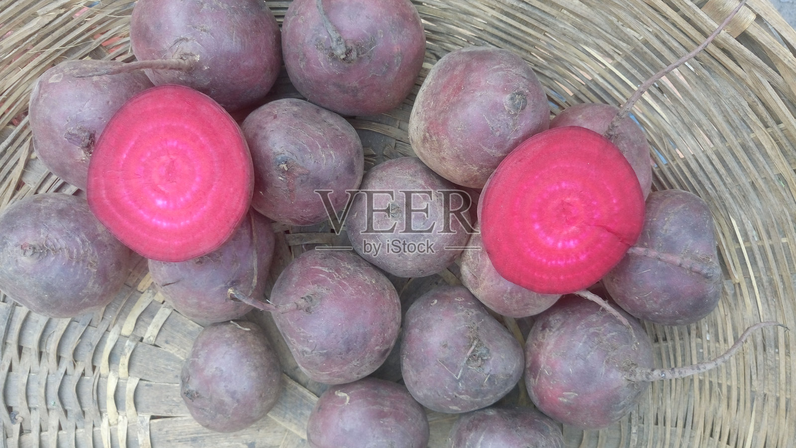 高角度视图的甜菜根在篮子里照片摄影图片