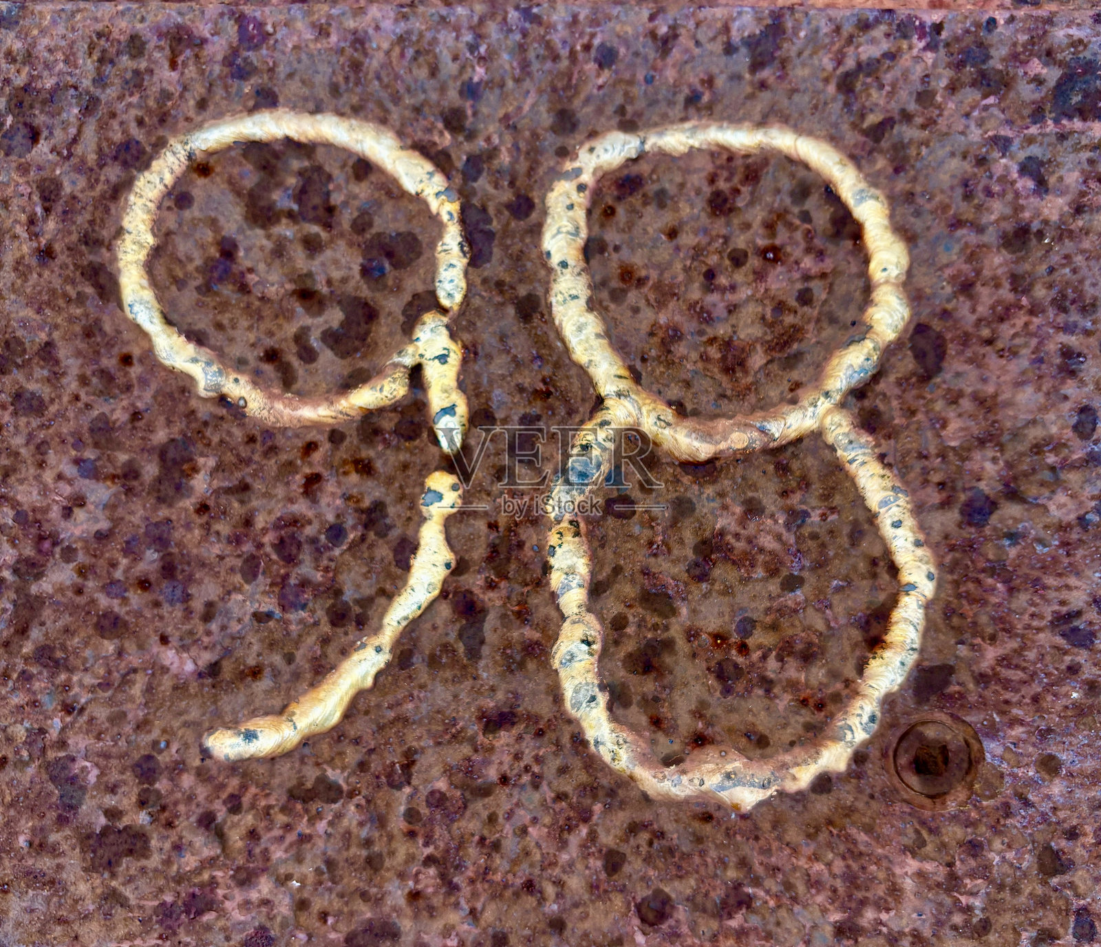 数字98焊接在钢制长椅上。照片摄影图片