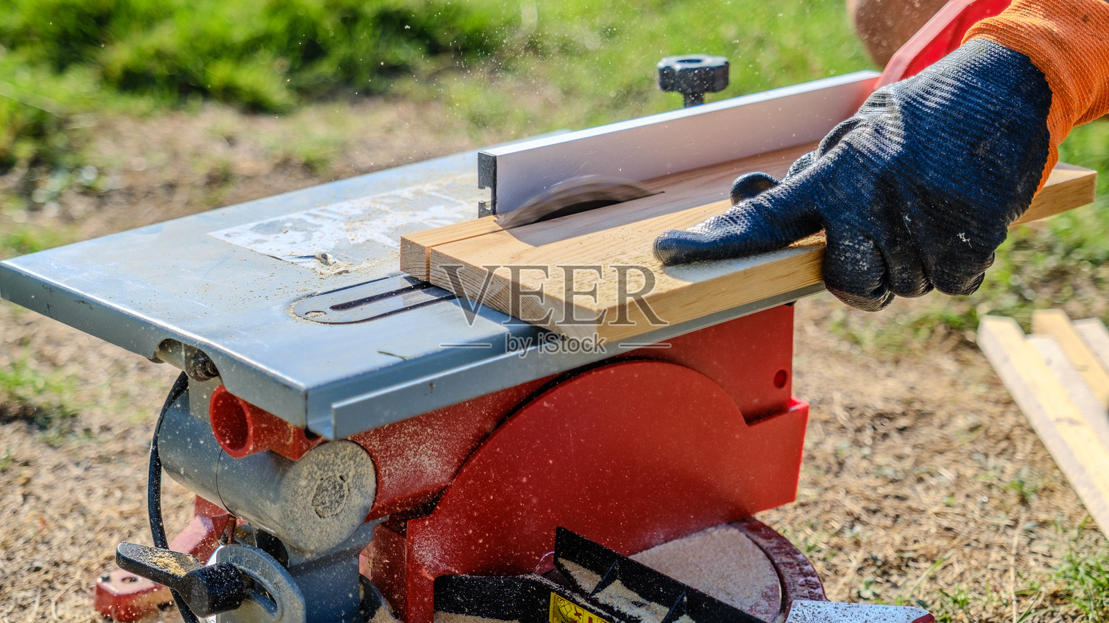 园中圆锯切割木材的特写镜头照片摄影图片